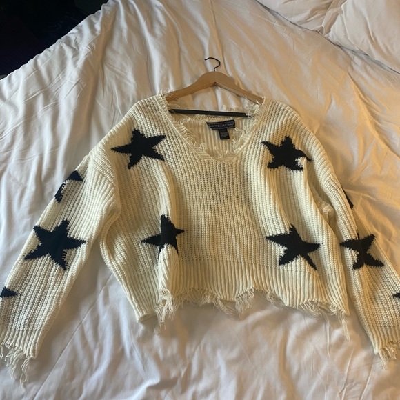 Black and White Star Sweater. Size Large. - Picture 3 of 3
